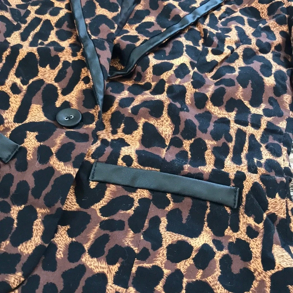 NWOT! 🐆Leopard Print Suit Jacket🐆 Size XS - Picture 2 of 5